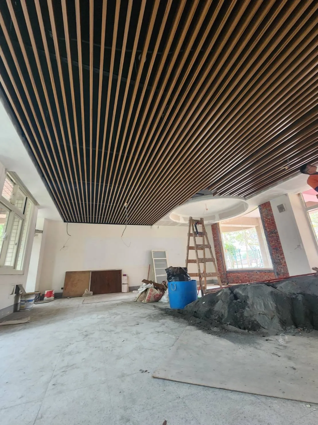 2025金屬天花板升級攻略，企口鋁板如何兼具美觀與耐用？最新3大設計秘訣曝光！
